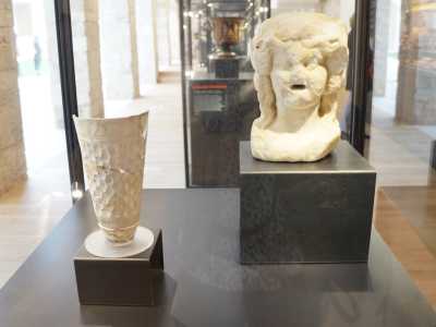Le diverse campagne che si succedettero tra il 1984 e il 2012, rivelarono poi un �mondo� fatto di tracce di carbone e ceramica dell�et� del Bronzo, tombe e resti dell�insediamento peucezio, nonch� la grande erma romana in marmo utilizzata un tempo come fontana